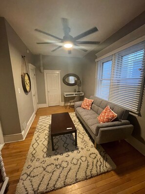 TV - Great Location! Fresh decor (Milwaukee)