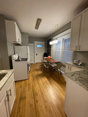 Fridge, microwave, oven, stovetop - Great Location! Fresh decor (Milwaukee)