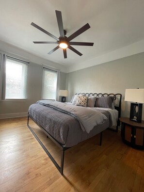 2 bedrooms, iron/ironing board, free WiFi, bed sheets - Great Location! Fresh decor (Milwaukee)