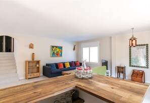 Télévision, cheminée, lecteur de DVD, table de tennis de table