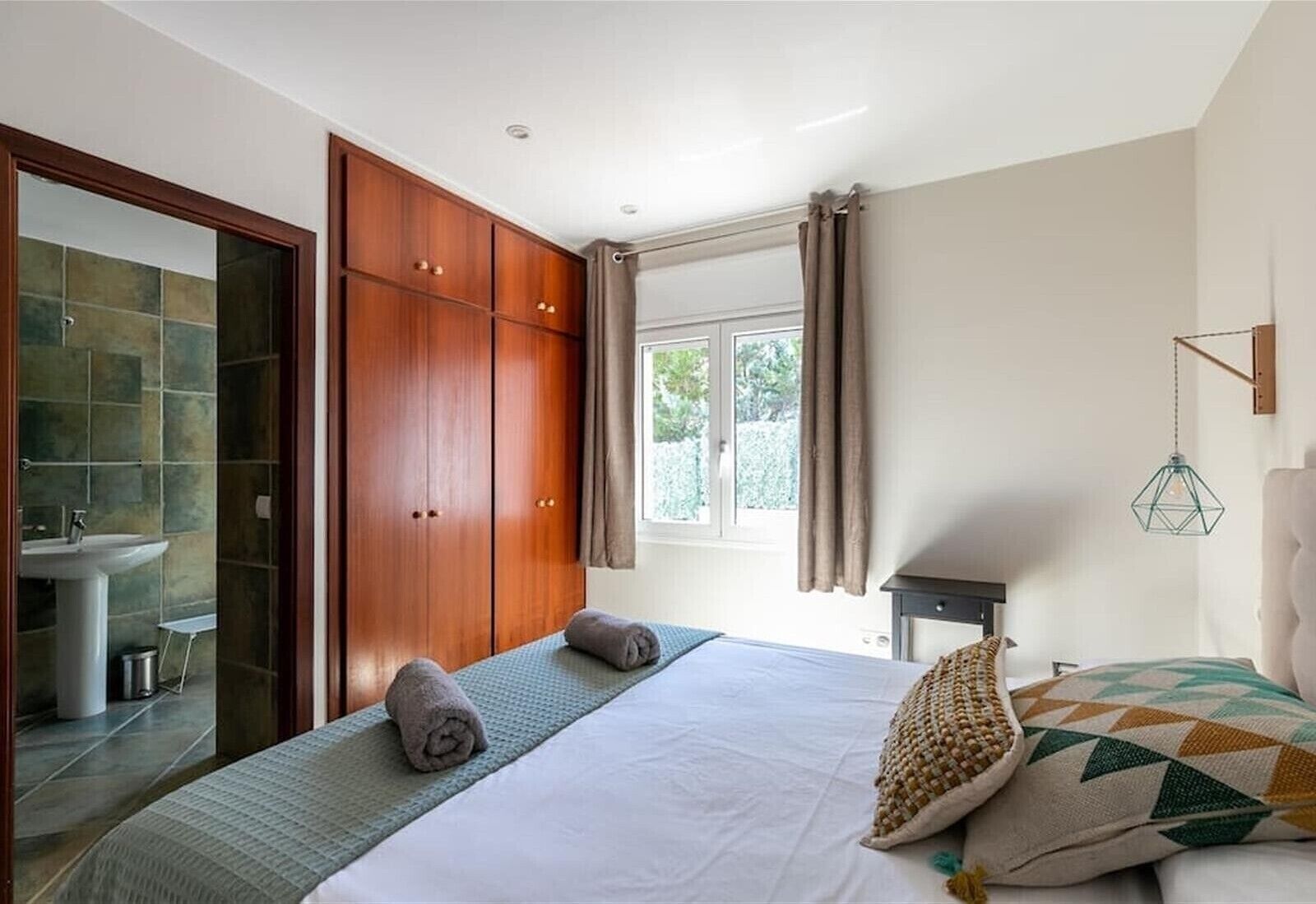 5 quartos, ferros/tábuas de passar roupa, Wi-Fi de cortesia