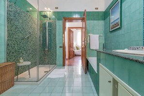 Dusche, Haartrockner, Bidet