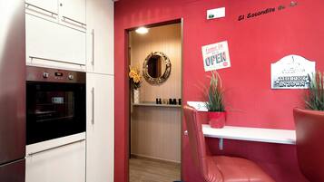 Frigorífico, microondas, horno y placa de cocina