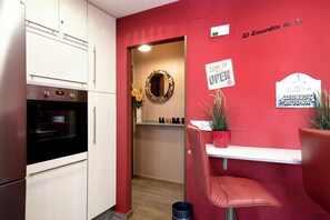 Frigorífico, microondas, horno y placa de cocina