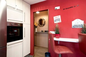 Jääkaappi, mikroaaltouuni, uuni, liesi