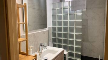 Bañera, artículos de tocador gratuitos, secador de pelo