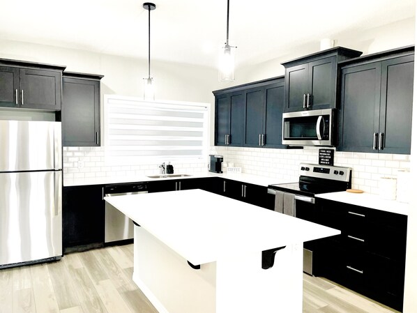 Private kitchen - Cheerful townhouse with AirHockey table (Calgary)