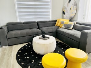 3 bedrooms, free WiFi - Cheerful townhouse with AirHockey table (Calgary)