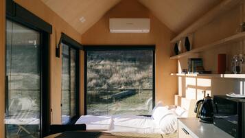 1 bedroom, bed sheets