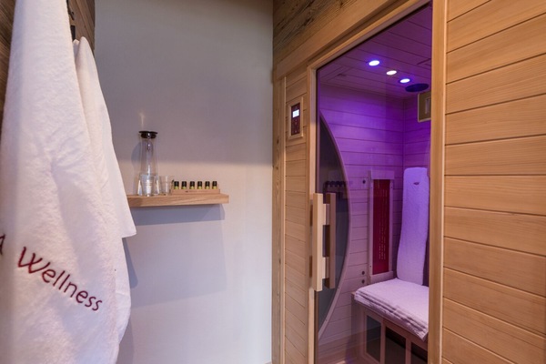 Die private Infratrokabine im Apartment mit ätherischen Ölen