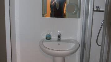 Business Apartment, City View | Bathroom | Towels, soap, shampoo, toilet paper