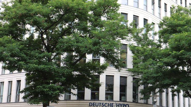 A modern building with a curved facade, large windows, and a sign reading "DEUTSCHE HYPO". - Penthaus Am Köpcke (Hannover)