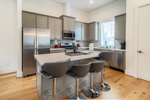 New Art Deco Tall Townhome Near Downtown Houston