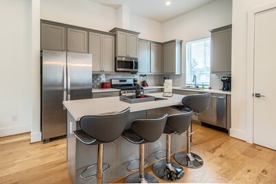 New Art Deco Tall Townhome Near Downtown Houston
