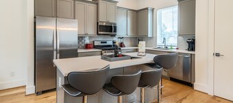 New Art Deco Tall Townhome Near Downtown Houston