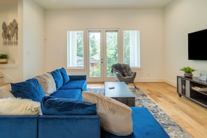 Living area - New Art Deco Tall Townhome Near Downtown Houston (Houston)