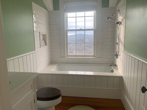 Baignoire, sèche-cheveux, serviettes fournies, savon