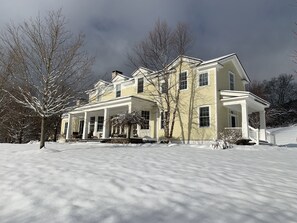 Exterior - Chef’s Kitchen, Fast Wi-Fi (Hillsdale)