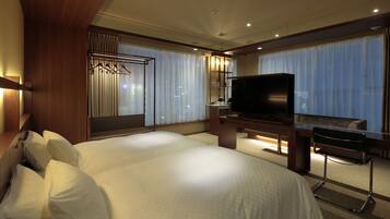 Deluxe Corner Twin, Non Smoking | 1 bedroom, in-room safe, blackout curtains, soundproofing