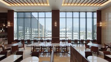 Daily buffet breakfast (JPY 2530 per person)