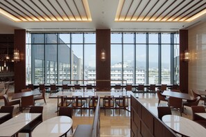 Se ofrece un desayuno bufé (2530 JPY por persona)