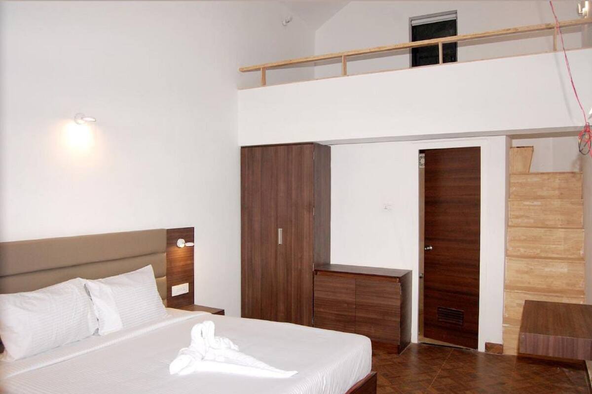 Desk, laptop workspace, free WiFi, bed sheets