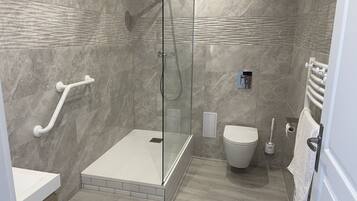 Douche, serviettes fournies, papier toilette