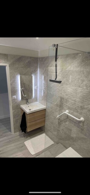 Dusche, Handtücher, Toilettenpapier