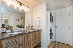 Interior - Music City Holiday on Music Row, POOL & Free Parking (Nashville)