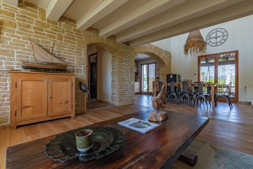 Maison de vacances 'Dans La Drôme' avec vue sur les montagnes, piscine privée et Wi-Fi