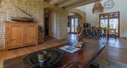 Maison de vacances 'Dans La DrÎme' avec vue sur les montagnes, piscine privée et Wi-Fi