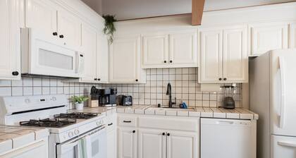 Bayview Bungalow - HOT TUB, EV CHARGER, ONE BLOCK FROM LAKE, PET FRIENDLY CABIN