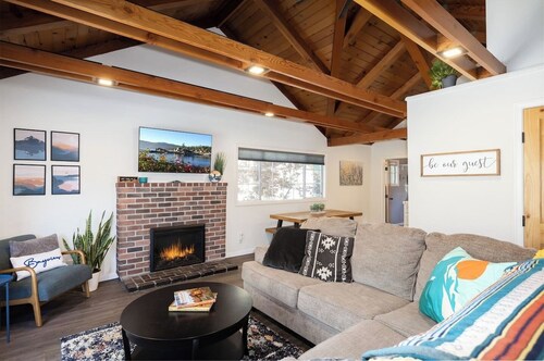 Bayview Bungalow  | Kayaks | Walk to Lake | EV