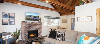 Bayview Bungalow | Kayaks | Walk to Lake | EV