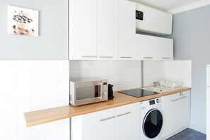 Een koelkast, een microgolfoven, een oven, een kookplaat