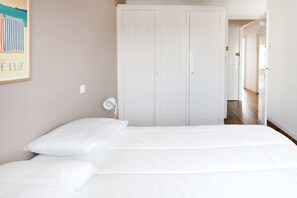 2 bedrooms, iron/ironing board, free WiFi, bed sheets - Apartment 'Saint-Jean-de-Luz' with Mountain View & Wi-Fi (Saint-Jean-de-Luz)