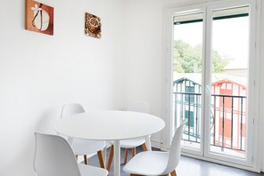 Dining - Apartment 'Saint-Jean-de-Luz' with Mountain View & Wi-Fi (Saint-Jean-de-Luz)