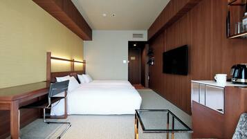 客房内保险箱、办公桌、遮光窗帘、熨斗/熨板