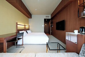 ตู้นิรภัยในห้องพัก, โต๊ะทำงาน, ผ้าม่านกันแสง, เตารีด/โต๊ะรีดผ้า