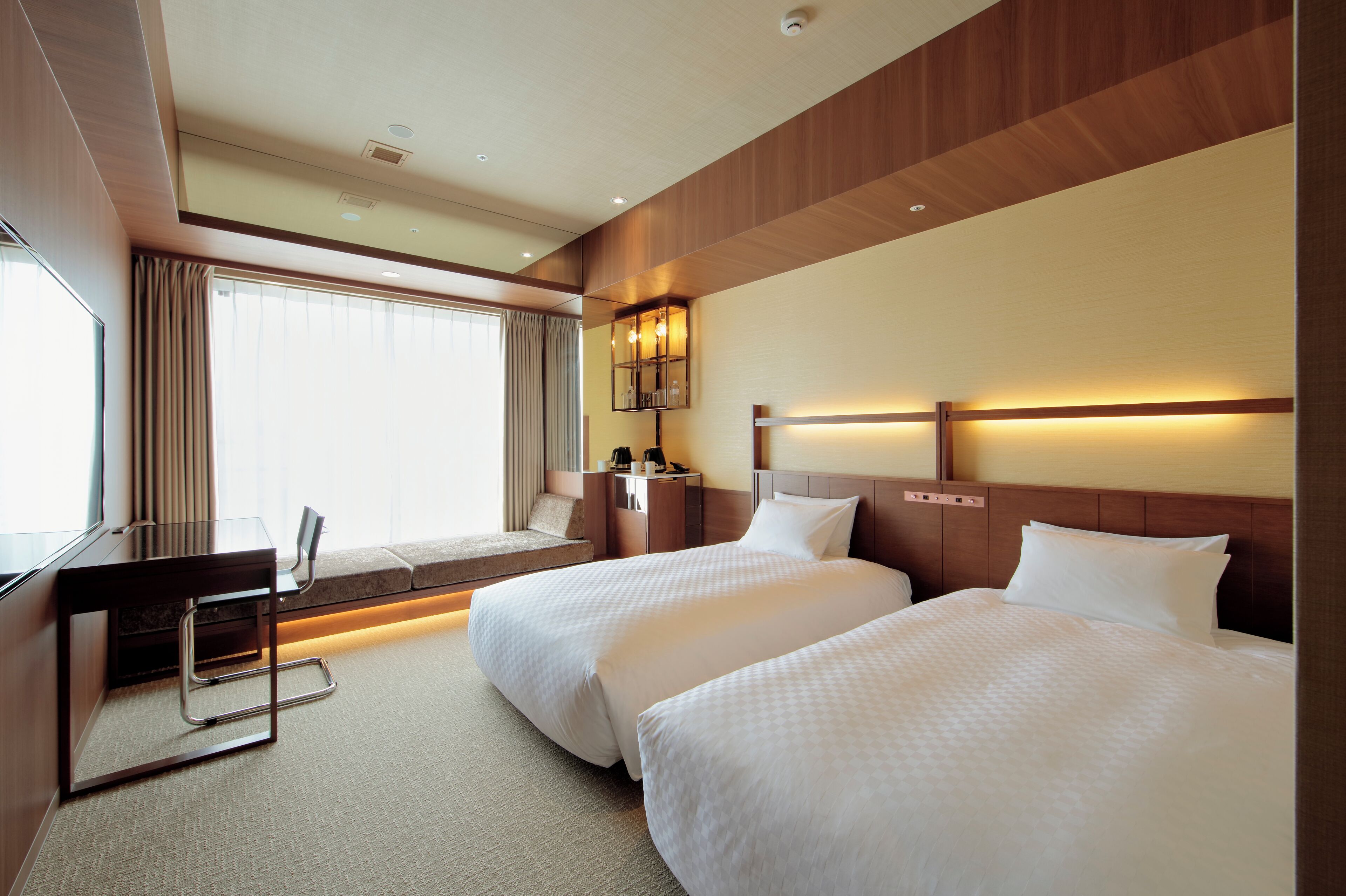 Värdeförvaringsskåp på rummet, skrivbord och mörkläggningsgardiner