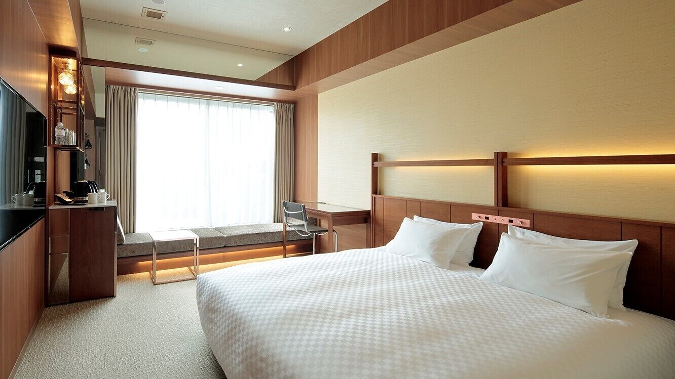 客房内保险箱、办公桌、遮光窗帘、熨斗/熨板