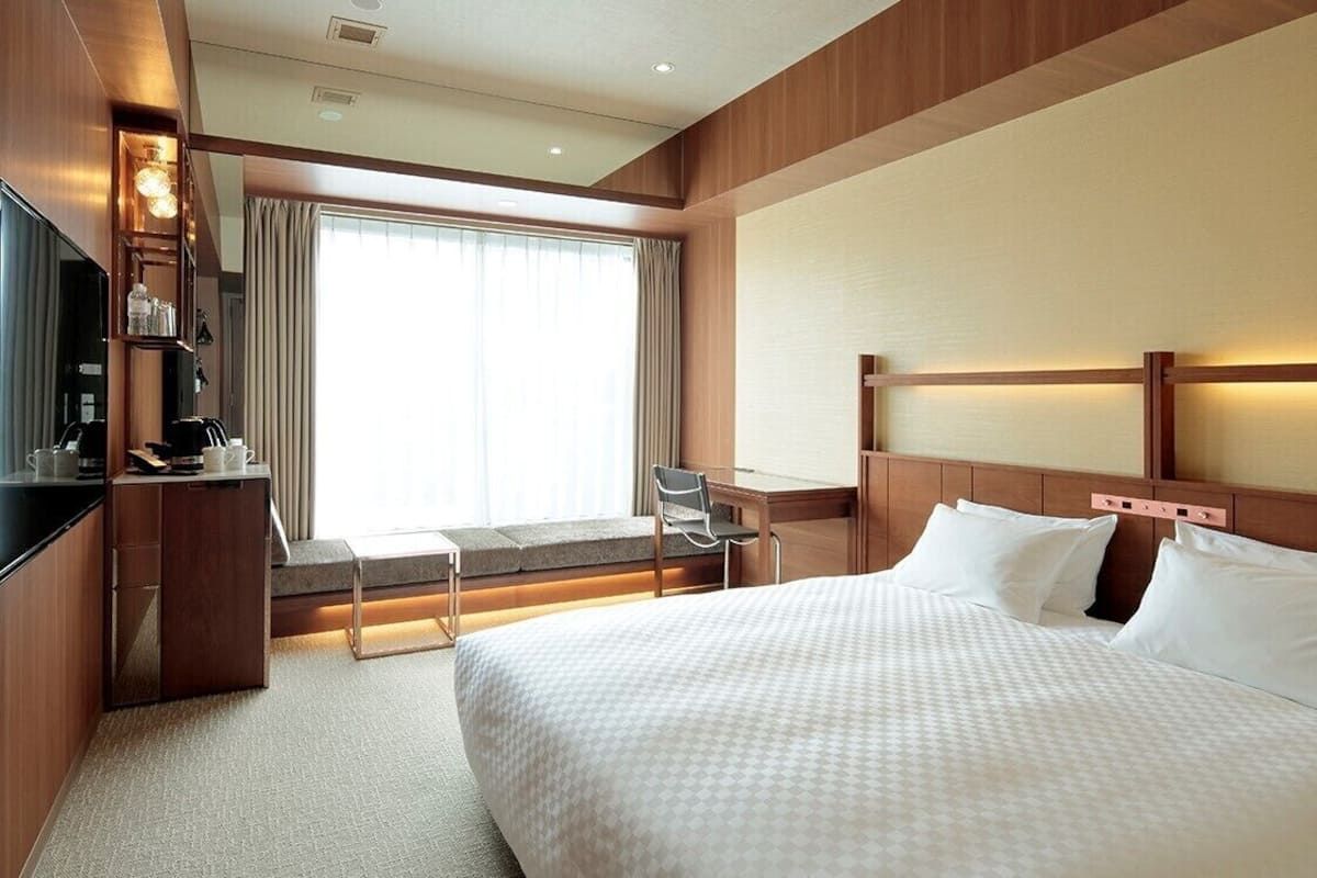 房內夾萬、書桌、遮光窗簾/窗簾、熨斗/熨衫板
