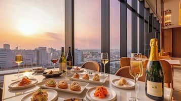 Caja de seguridad en la habitación, escritorio y cortinas blackout
