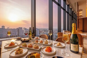 Caja de seguridad en la habitación, escritorio y cortinas blackout 
