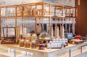 Caja de seguridad en la habitación, escritorio y cortinas blackout 