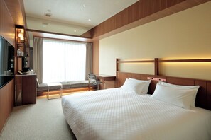 In-room safe, desk, blackout drapes, iron/ironing board - CANDEO HOTELS UTSUNOMIYA (Utsunomiya)