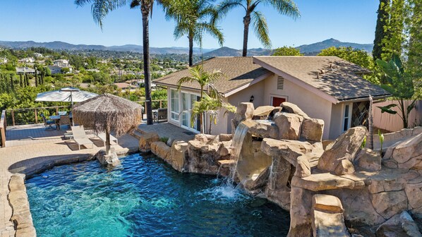 Alberca al aire libre y alberca climatizada