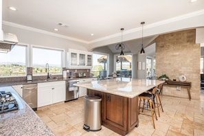 Fridge, microwave, oven, stovetop - Oasis Dream- very large Pool Slide/GameRoom/Pool/Hottub/Casita (Escondido)