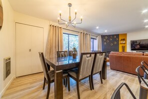 Dining - Location! Walk to Canyon Lodge! Mammoth Ski & Racquet Club (Mammoth Lakes)