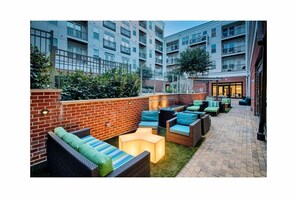 Terrace/patio - Work & Relax ★ Long-Term Stay ★ Near Johns Hopkins & Siani Hospital (Baltimore)